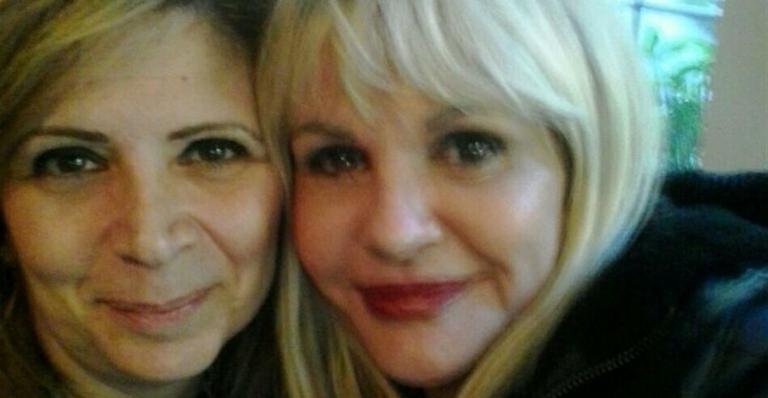 Monique Evans recebe visita de amiga em clínica psiquiátrica