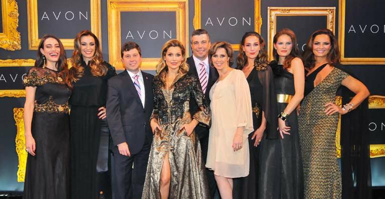 Flávia Alessandra e outras beldades marcam presença na 19ª edição do Prêmio Avon