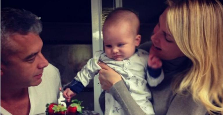 Ana Hickmann comemora cinco meses do filho com direito a bolo