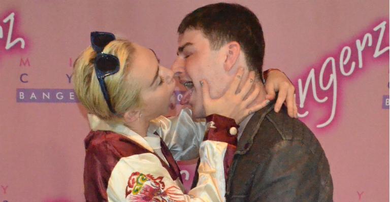 Miley Cyrus quase dá beijo de língua em fã nos Estados Unidos