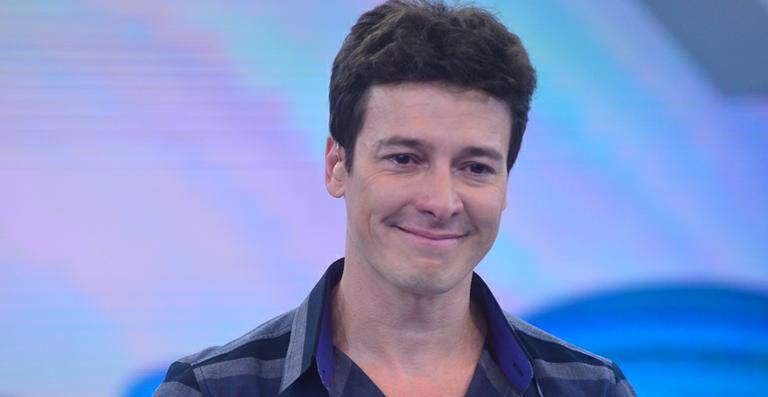 Rodrigo Faro chora em gravação de programa de Dia dos Pais