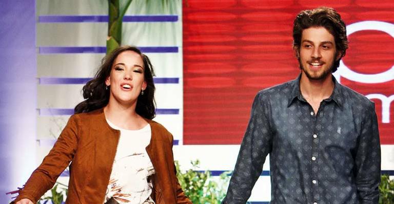 Presentes na primeira fase de Império, Chay Suede e Adriana Birolli desfilam