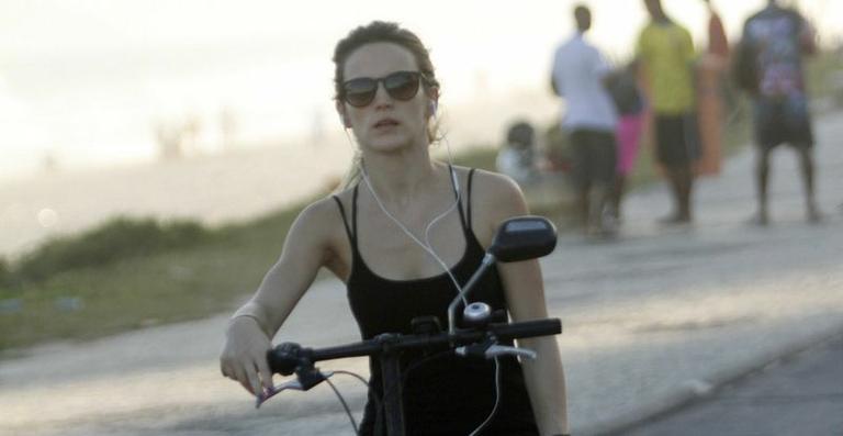 Bianca Bin pedala para manter a forma na orla carioca