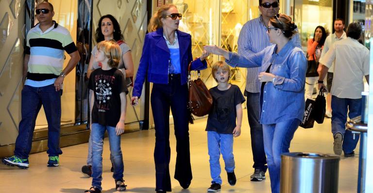 Angélica curte tarde com seus filhos no shopping
