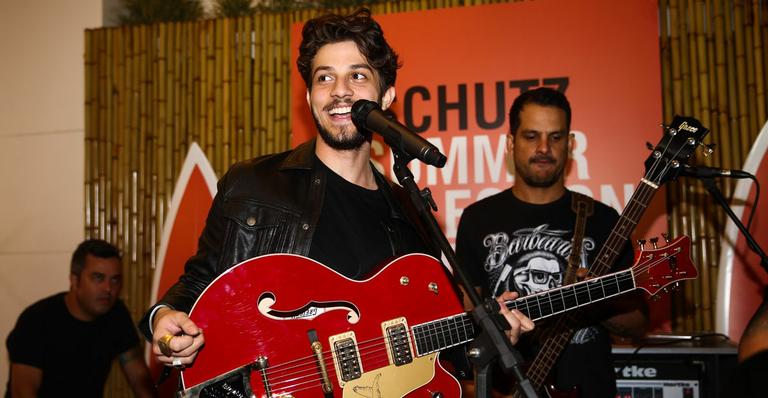 Sucesso na TV, Chay Suede faz pocket show em loja de SP