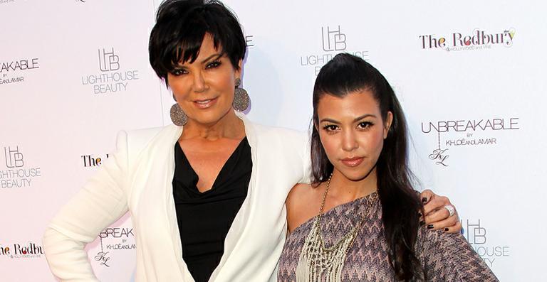Grávida, Kourtney Kardashian imita foto da mãe nua