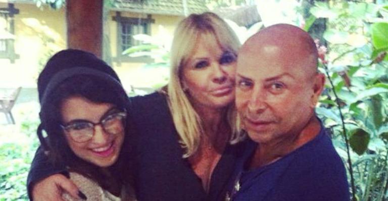 Monique Evans se alegra com visitas em clínica e recebe licença temporária