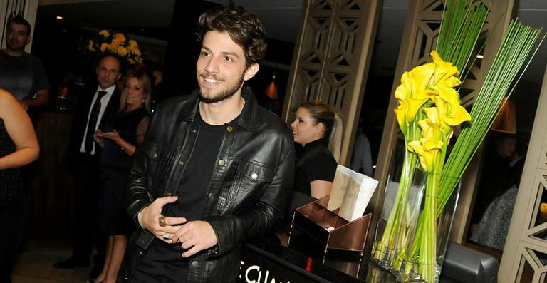 Chay Suede rouba a cena em lançamento de restaurante
