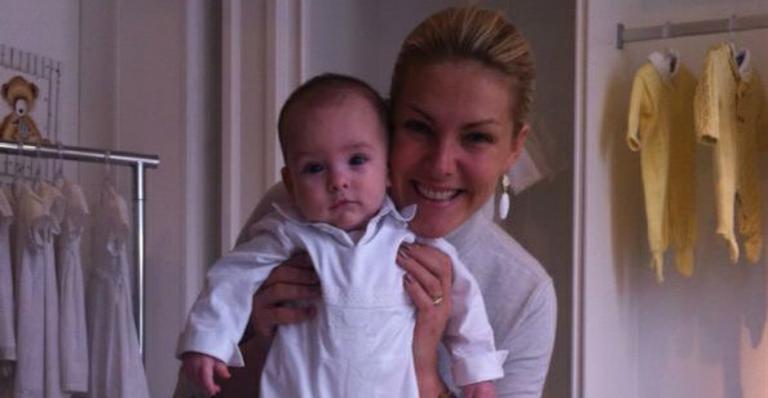 Ana Hickmann mostra a roupa que o filho usará no batizado