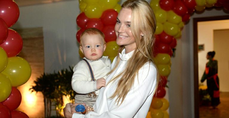 Top Carol Trentini comemora primeiro aniversário do filho