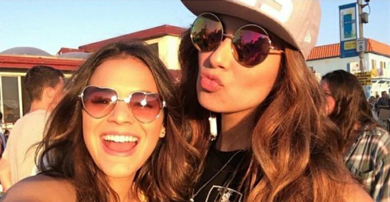 Dia de turista: Bruna Marquezine se diverte de skate em Los Angeles