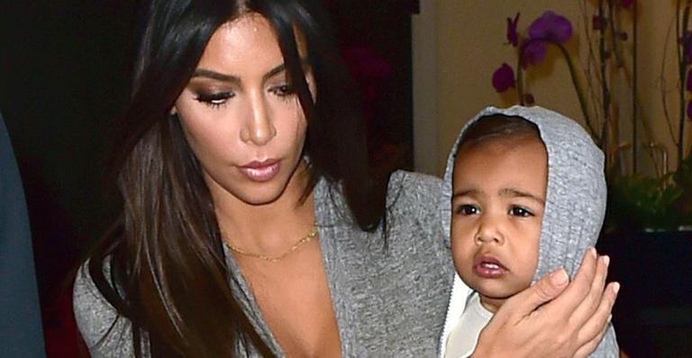 Kim Kardashian posta foto de North West usando um ‘colete à prova de balas’ da coleção de Kanye