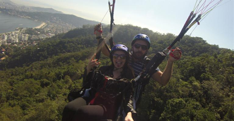 Fã de esportes radicais, Anna Rita Cerqueira voa de parapente