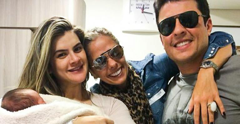 Adriane Galisteu conhece Valentina, filha de Mirella Santos e Ceará