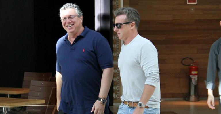 Luciano Huck e o diretor Boninho almoçam juntos em shopping no Rio de Janeiro