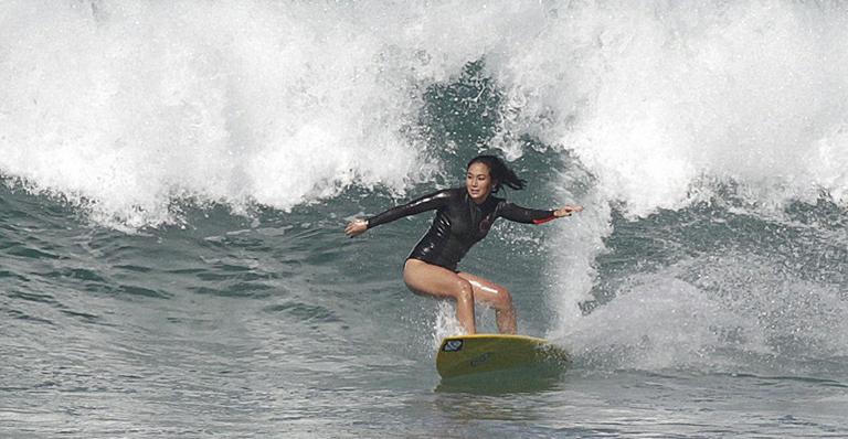 Dani Suzuki mostra corpo sarado durante surfe no Rio