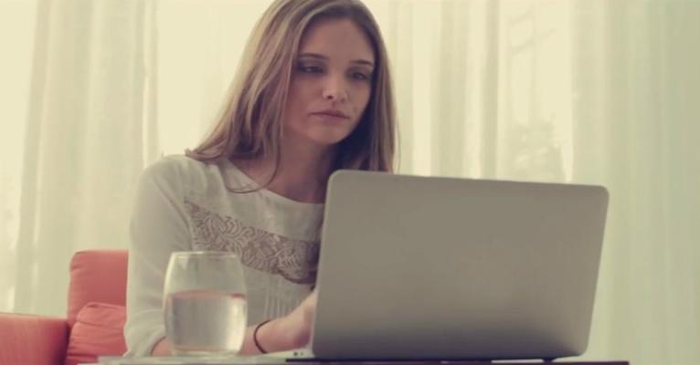 Chorando, Juliana Paiva aparece em clipe de cantor Dilsinho como sua ex-namorada