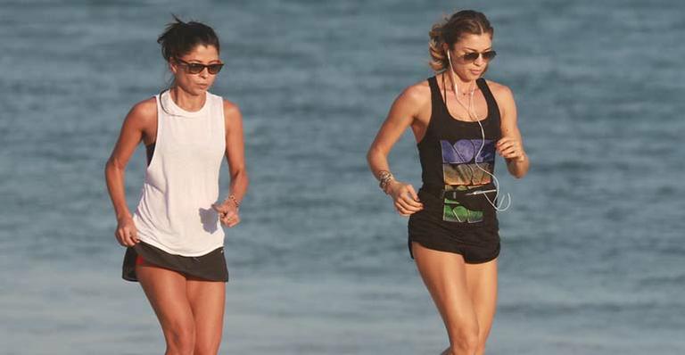 Grazi Massafera exibe as pernas torneadas em dia de corrida