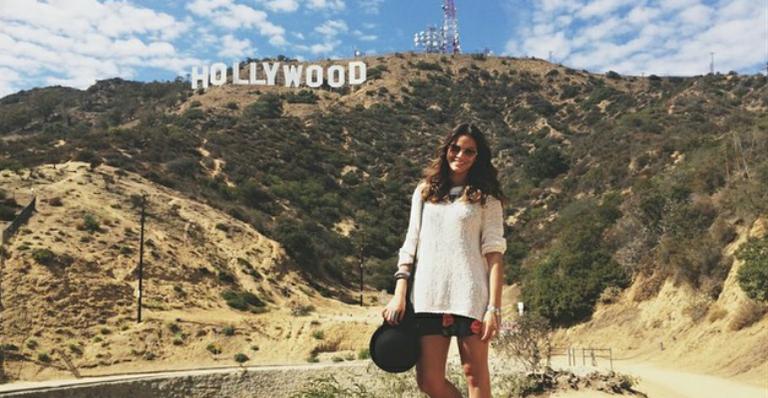 Bruna Marquezine posa no famoso letreiro de Hollywood