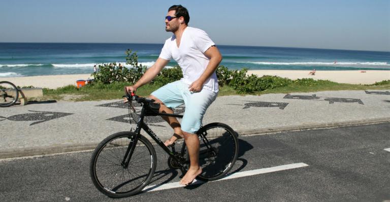 Thiago Lacerda anda de bike e joga vôlei no Rio de Janeiro
