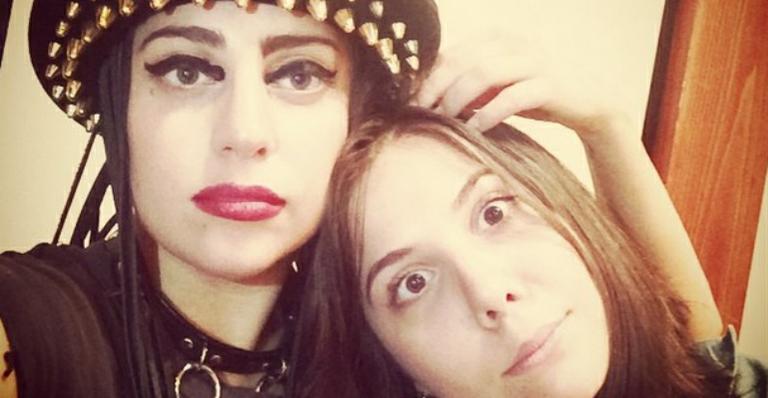 Lady Gaga mostra foto ao lado da irmã e semelhança chama a atenção