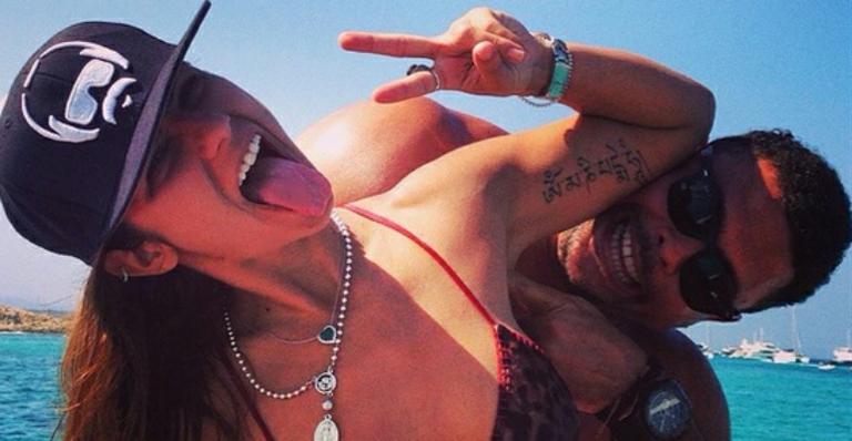 Paula Morais publica foto divertida e se declara para Ronaldo em Ibiza