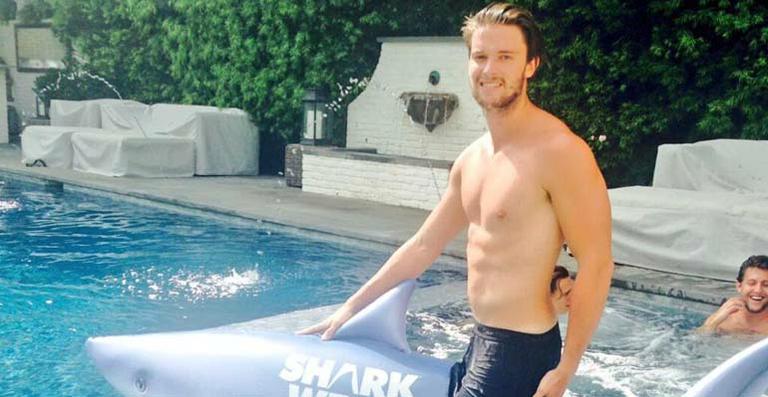 Patrick Schwarzenegger mostra o abdômen definido em piscina