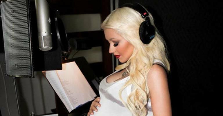 Christina Aguilera posta foto com fone na barriga de grávida