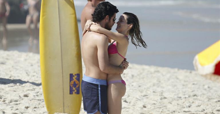 De biquíni, Bianca Bin grava cenas de ‘Boogie Oogie’ na praia