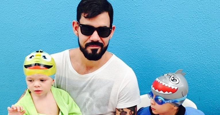 Fofos! Juliano Cazarré mostra os filhos pequenos em primeira aula de natação