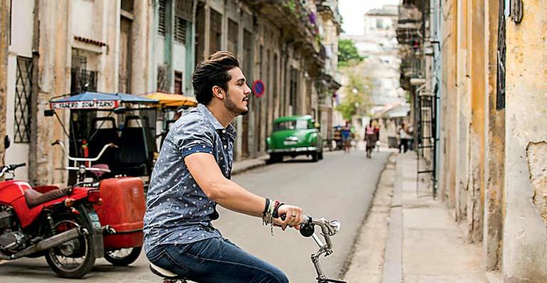 Luan Santana grava com Enrique Iglesias em Havana e aproveita a capital