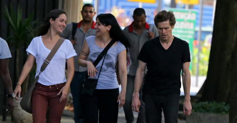 Após espetáculos no Brasil, Willem Dafoe curte o Rio de Janeiro com a mulher