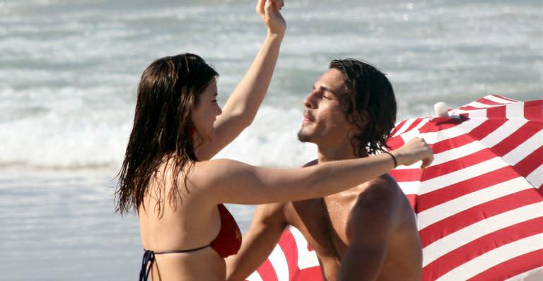 Boogie Oogie: Alice Wegmann e Brenno Leone gravam novela no Leblon
