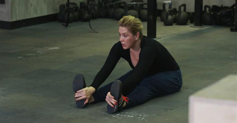 Claudia Raia levanta peso e faz exercícios e alongamento em academia