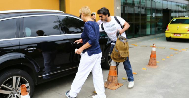 Xuxa e Junno deixam o hospital onde Dona Alda está internada