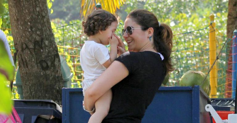 Momento fofo: Maria Rita passeia com a filha, Alice, no Rio