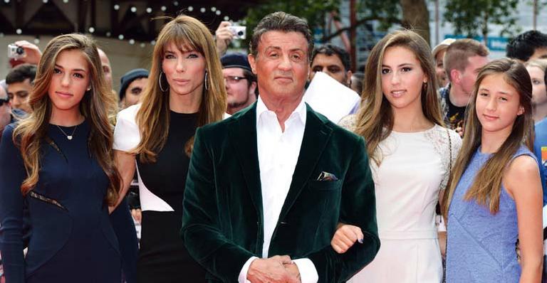 Sylvester Stallone leva filhas e a mulher a première de Os Mercenários 3