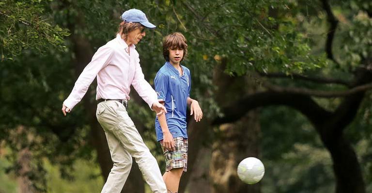Mick Jagger passeia no parque com Lucas, seu filho com Luciana Gimenez