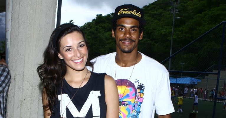 Marcello Mello Jr se declara para a namorada em folga da Dança dos Famosos