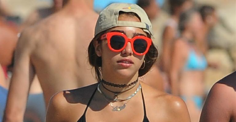 Lourdes Maria, filha de Madonna, mostra boa forma na praia e se diverte com amigos