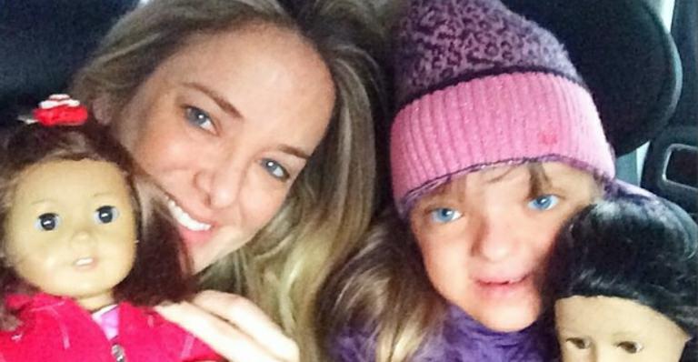 Ticiane Pinheiro acorda cedo para levar a filha, Rafa, à escola