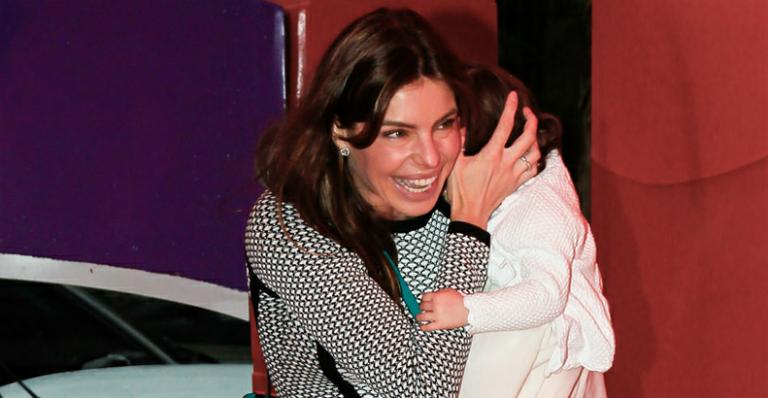 Daniella Cicarelli faz rara aparição pública com a filha