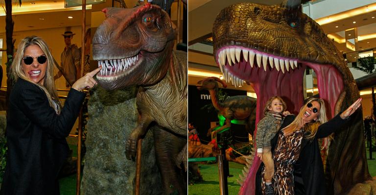 Adriane Galisteu e Vittorio se divertem em exposição sobre dinossauros