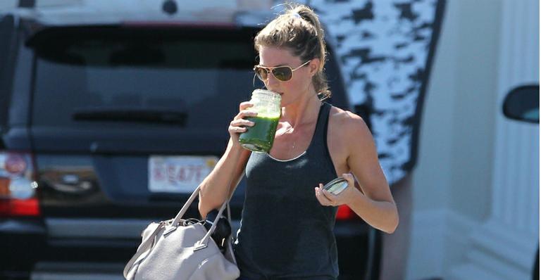 Gisele Bündchen toma suco verde após deixar academia nos EUA