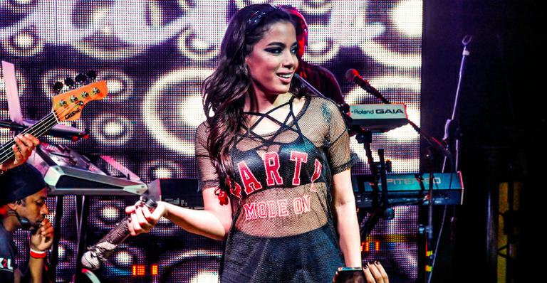 Anitta ganha DVD de platina e disco de ouro e comemora: ‘realização de um sonho’