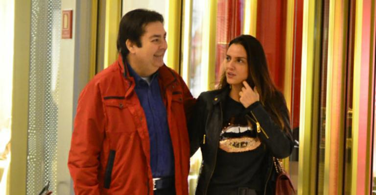 Fausto Silva e Luciana Cardoso fazem compras em shopping do Rio