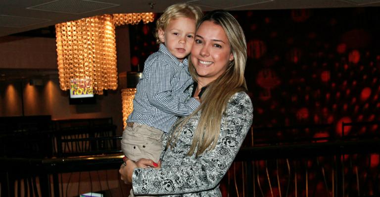 Davi Lucca, filho de Neymar e Carol Dantas, aparece todo sujo de chocolate