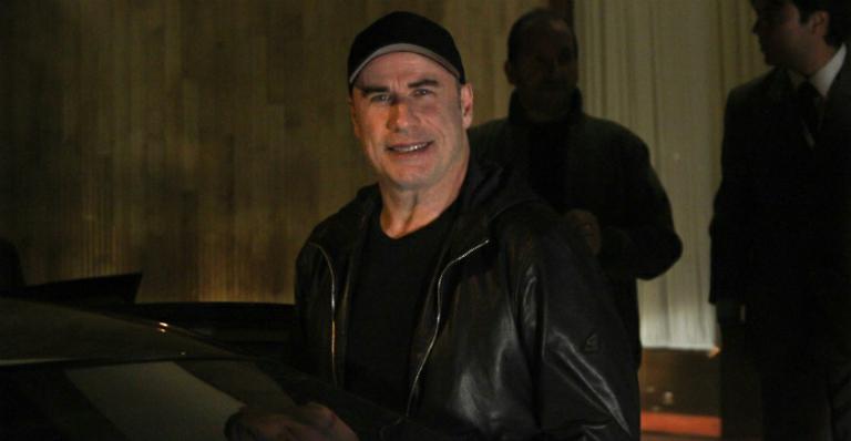 John Travolta posa com fãs na saída de hotel em São Paulo
