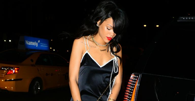 Rihanna usa vestido sexy durante jantar em Nova York