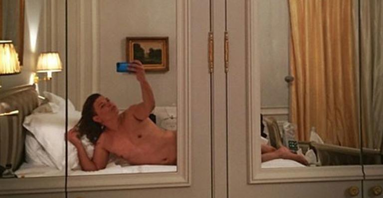 Em Paris, David Brazil publica foto nu em quarto de hotel